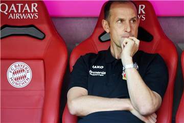 Leverkusens Trainer Heiko Herrlich steht nach dem Fehlstart seines Teams in der Kritik. Foto: Tobias Hase