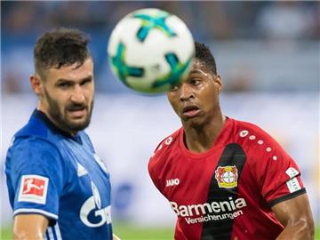 Leverkusens Wendell (r) und Schalkes Daniel Caligiuri kämpfen um den Ball. Foto: Guido Kirchner