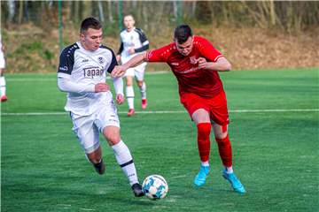Levi Meyer (l.) von SW Röllinghausen im Duell mit Flaesheims Lucas Mann.