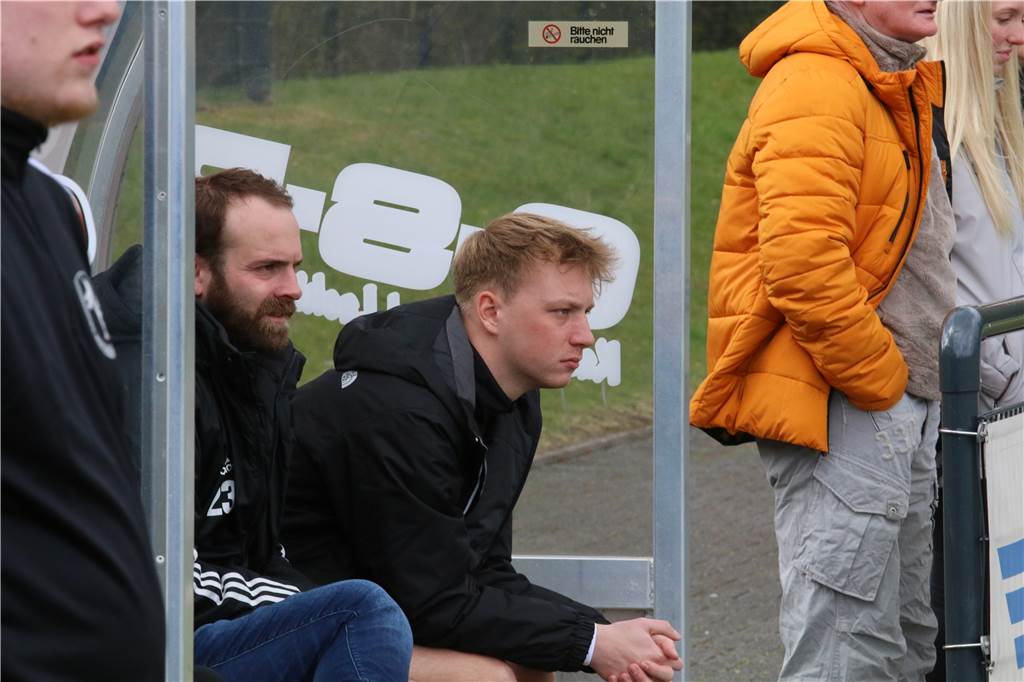 BSV-Heeren-Abwehrmann revidiert Zusage an Wiescherhöfen – jetzt geht er zu einem Verein aus Unna Levin Titt (r.) - hier auf der Bank des BSV Heeren neben Marc Barnefeld - wechselt zum SSV Mühlhausen.