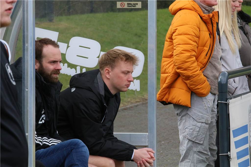 BSV-Heeren-Abgang freut sich bei neuem Verein auf Ex-BVB-Star: „Hoffe, einiges von ihm zu lernen“ Levin Titt (r.), hier beim BSV Heeren auf der Bank, wird in der kommenden Saison unter dem Ex-BVB-Stürmer Salvatore Gambino in der Bezirksliga spielen.
