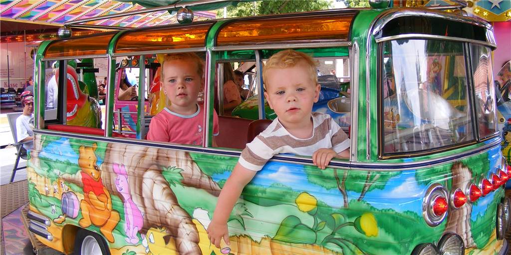 Bummel über den Rummel: Oeding läuft sich warm fürs Schützenfest Levke und Benno Jägering probierten zum allerersten Mal das Kinderkarussell aus.