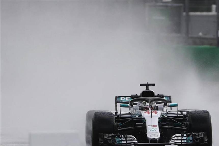 Zerkratzter Stolz: Mercedes-Schwächeanfall bremst Hamilton Lewis Hamilton beim Training in Monza. Foto: Antonio Calanni/AP