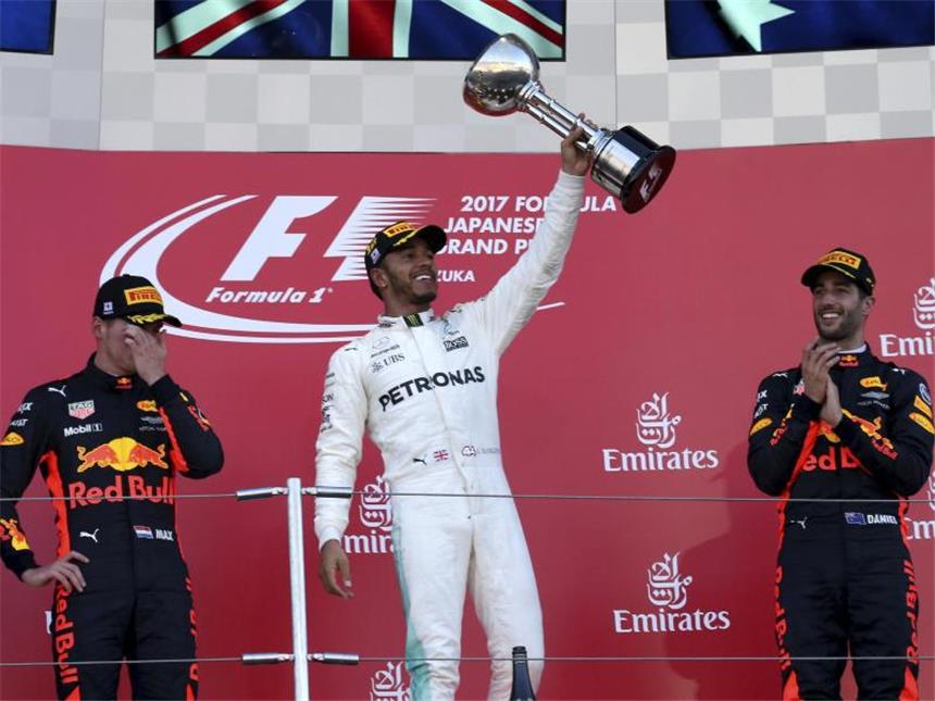 Vettel erlebt in Japan WM-Desaster - Hamilton vor Titel Lewis Hamilton dominierte auch das Rennen in Suzuka. Foto: Toru Takahashi