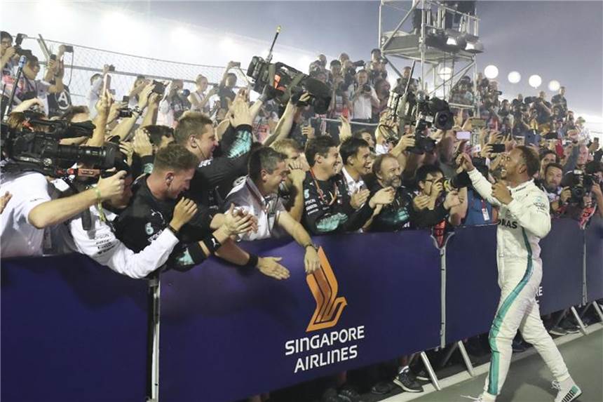 Pressestimmen zum Großen Preis der Formel 1 in Singapur Lewis Hamilton dominierte den Großen Preis von Singapur. Foto: Yong Teck Lim/AP