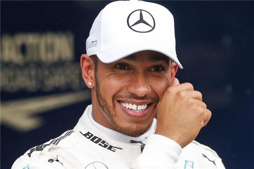 Hamilton-Vertrag „so gut wie in trockenen Tüchern“ Lewis Hamilton fährt für das Mercedes-Team in der Formel 1. Foto: Antonio Calanni