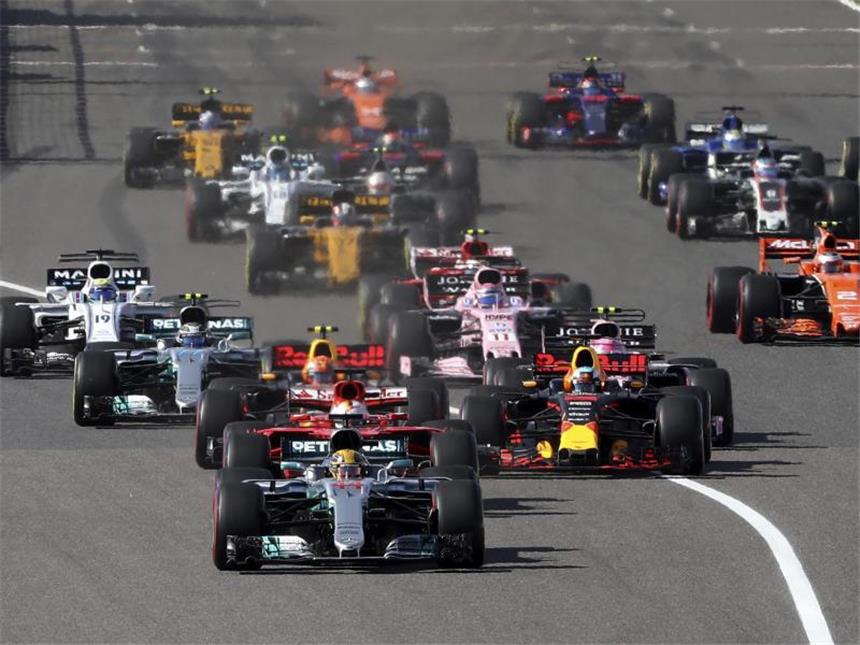 Vettel erlebt in Japan WM-Desaster - Hamilton vor Titel Lewis Hamilton gelang in Suzuka ein Start-Ziel-Sieg. Foto: Eugene Hoshiko
