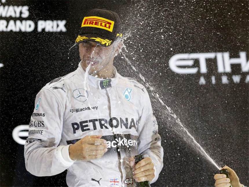 Hamilton: «Das ist mein Moment» Lewis Hamilton genoss die Weltmeister-Dusche in Abu Dhabi. Foto: Valdrin Xhemaj