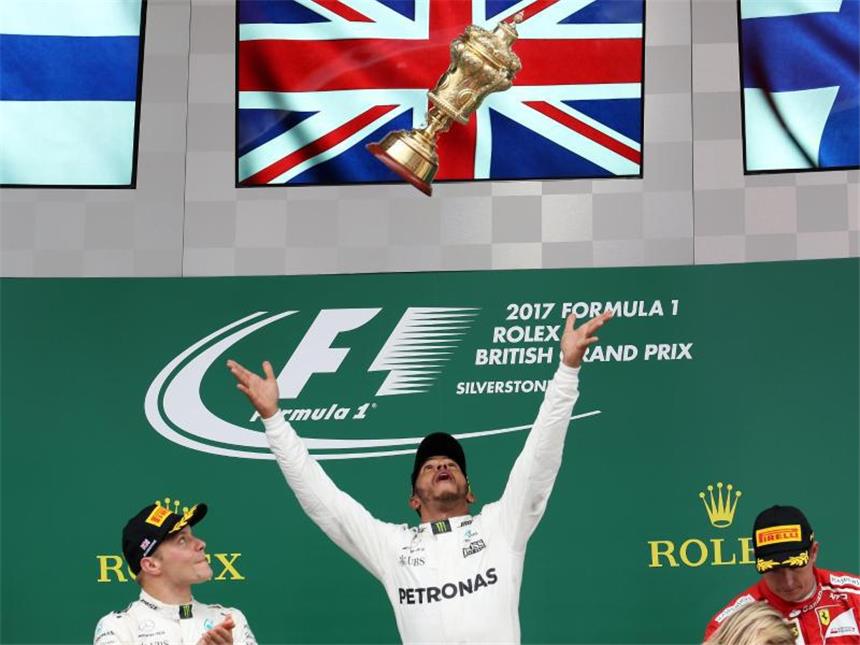 Reifenplatzer stoppt Vettel - Hamilton regiert Silverstone Lewis Hamilton hat den Großen Preis von Großbritannien am Silverstone Circuit gewonnen. Foto: David Davies