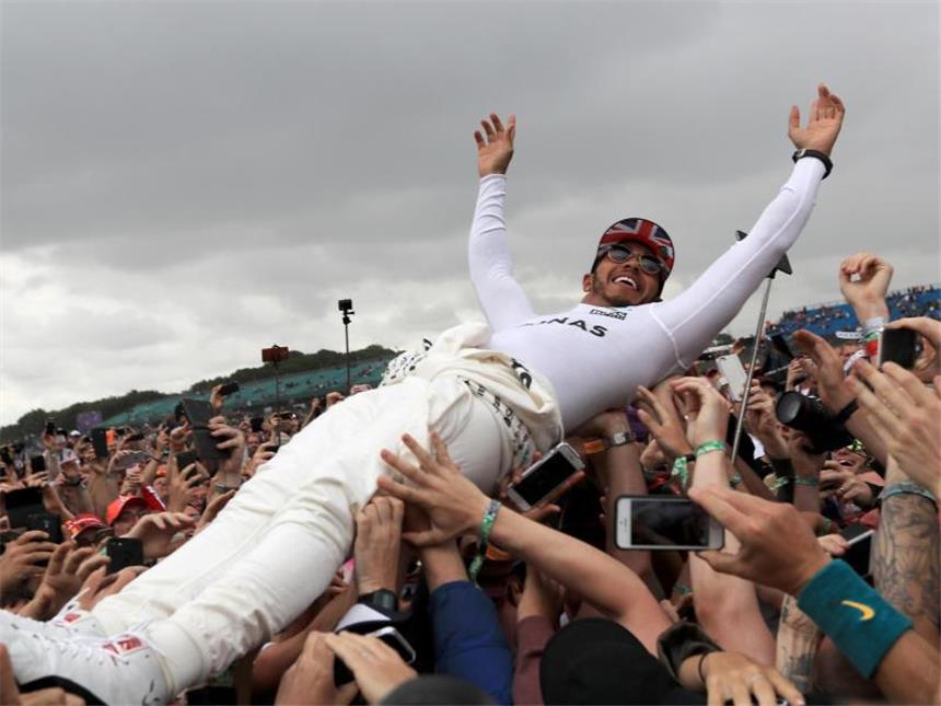 Superstar Hamilton - Formel-1-König der Briten? Lewis Hamilton hat nur noch einen Punkt Rückstand auf WM-Spitzenreiter Sebastian Vettel. Foto: Tim Goode
