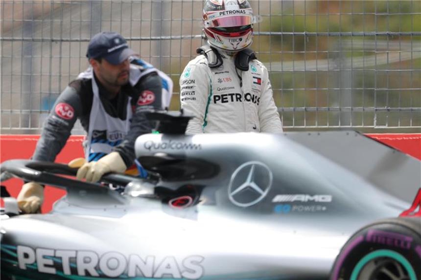 Hamilton verzweifelt: Ende nach erstem Quali-Zeitabschnitt Lewis Hamilton hat seinen Silberpfeil auf dem Hockenheimring abstellen müssen. Foto: Jan Woitas