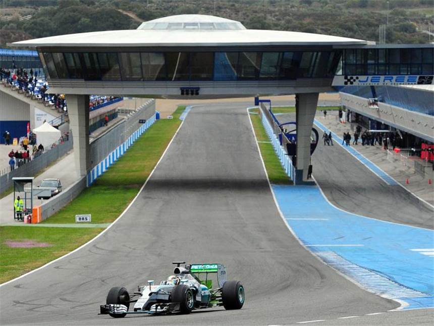 Hamilton von Wasser-Leck gestoppt - Vettel Schnellster Lewis Hamilton hatte an seinem neuen Mercedes ein Wasser-Leck. Foto: Peter Steffen