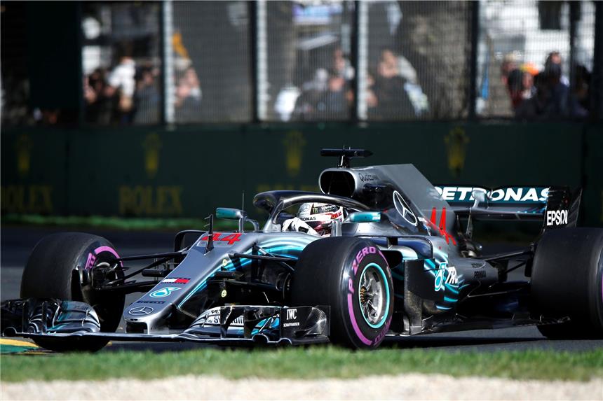 Hamilton fühlt sich an der Klippe - Vettel vorsichtig Lewis Hamilton hatte das stärkere Auto beim Rennen in Australien - musste sich aber dennoch Sebastian Vettel geschlagen geben.