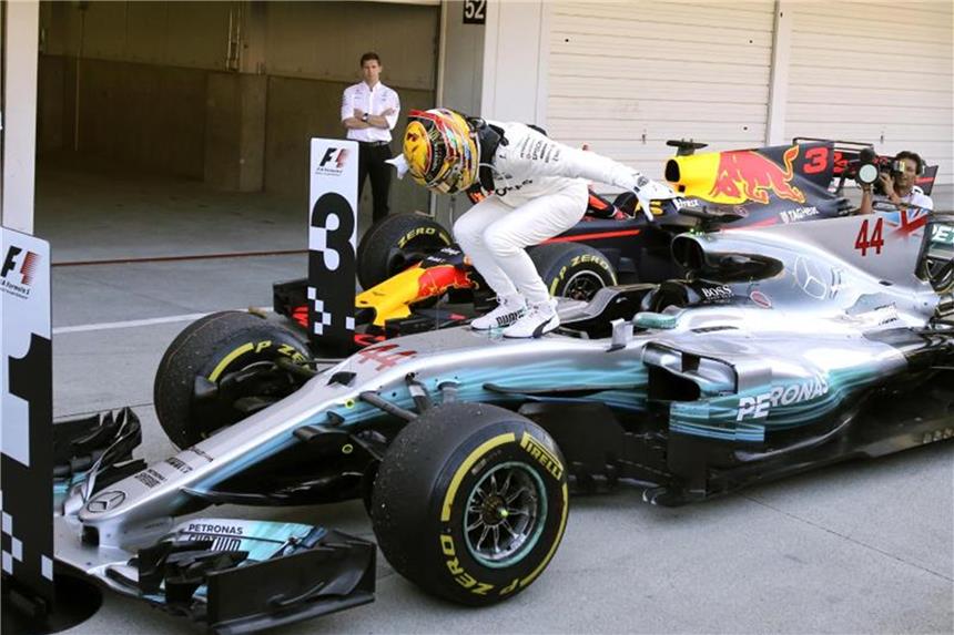 Internationale Pressestimmen zum Grand Prix von Japan Lewis Hamilton ist dem WM-Titel nach dem Sieg in Japan einen großen Schritt näher gekommen. Foto: Toru Takahashi