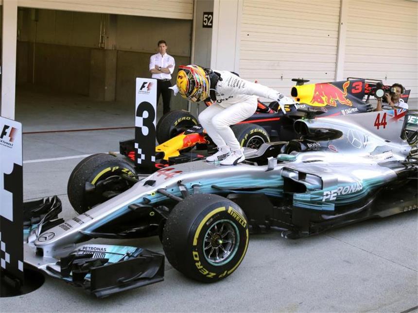 Internationale Pressestimmen zum Grand Prix von Japan Lewis Hamilton ist dem WM-Titel nach dem Sieg in Japan einen großen Schritt näher gekommen. Foto: Toru Takahashi