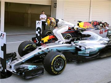 Lewis Hamilton ist dem WM-Titel nach dem Sieg in Japan einen großen Schritt näher gekommen. Foto: Toru Takahashi