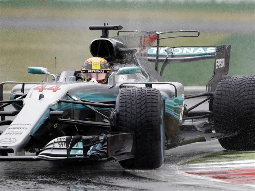 Hamilton holt Monza-Pole und knackt Schmacher-Rekord Lewis Hamilton kann sich in Monza bei widrigen Bedingungen die Pole Position sichern. Foto: Antonio Calanni