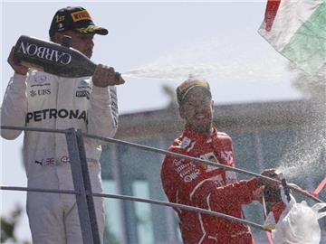 Lewis Hamilton (l) gewann den Großen Preis von Italien, Sebastian Vettel wurde Dritter. Foto: Luca Bruno