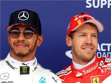 Lewis Hamilton (l) und Sebastian Vettel werden sich auch in Monza duellieren. Foto: Tim Goode