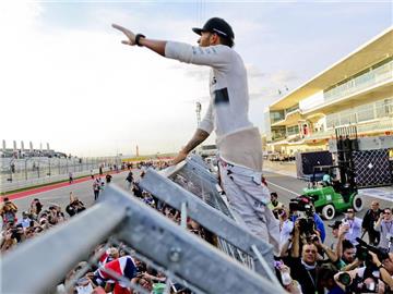 Lewis Hamilton lässt sich nach seinem zehnten Sieg der laufenden Saison in Texas feiern. Foto: Srdjan Suki