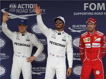 Lewis Hamilton (M), Valtteri Bottas (l) und Sebastian Vettel fuhren beim Qualifying in Suzuka die schnellsten Zeiten. Foto: Eugene Hoshiko