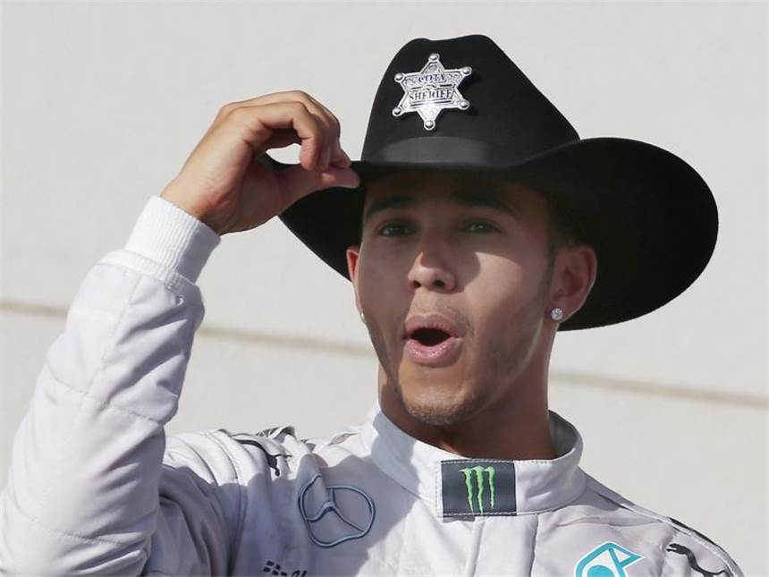 Rosberg mit Rhythmusstörungen - Hamilton auf WM-Weg Lewis Hamilton macht mit dem Stetson eine gute Figur. Foto: Larry W. Smith