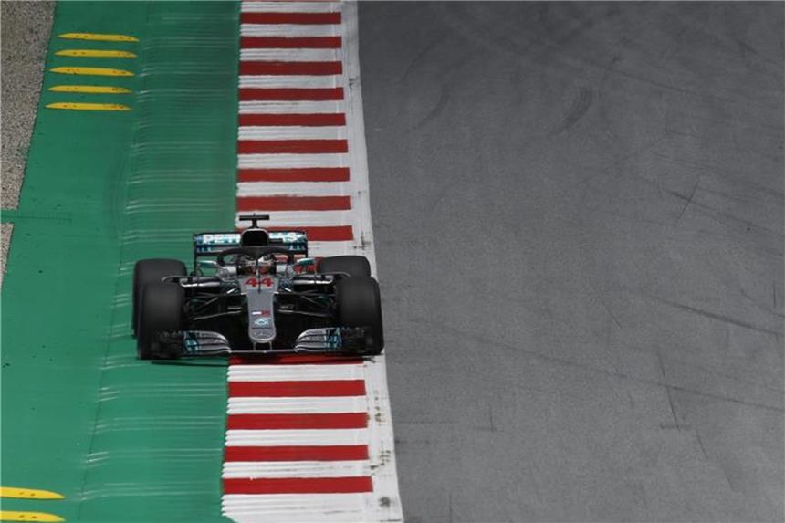 Mercedes stark: Vettel im Training hinter Hamilton Lewis Hamilton präsentiert sich in Spielberg stark. Foto: Erwin Scheriau/APA