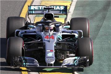 Lewis Hamilton rast in Melbourne bei der Qualifikatin auf die Pole Position für das Auftaktrennen. Foto: Rick Rycroft/AP