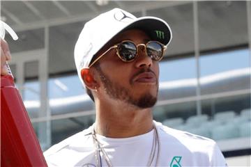 Lewis Hamilton rechnet mit einer baldigen Entscheidung über seinen neuen Vertrag bei Mercedes. Foto: Pavel Golovkin/AP
