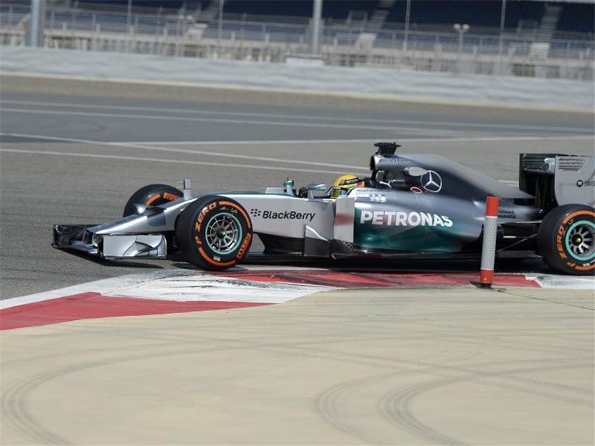 Vettel mit Feuerlöscher: Ungebremste Red-Bull-Probleme Lewis Hamilton schaffte sogar 74 Runden auf dem International Circuit in Bahrain. Foto: Mazen Mahdi