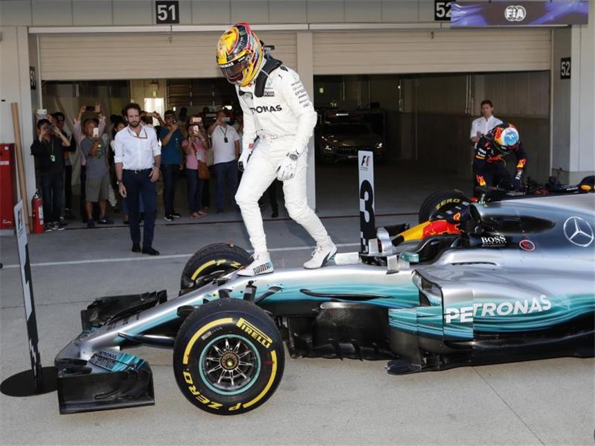 Vettel erlebt in Japan WM-Desaster - Hamilton vor Titel Lewis Hamilton und sein Sieger-Auto. Foto: Eugene Hoshiko