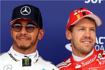 Lewis Hamilton vom Team Mercedes AMG Petronas Motorsport (l) und Ferraris Sebastian Vettel. Foto: Tim Goode/PA Wire
