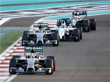 Lewis Hamilton (vorn) hat gegenüber Nico Rosberg den viel besseren Start. Foto: Ali Haider
