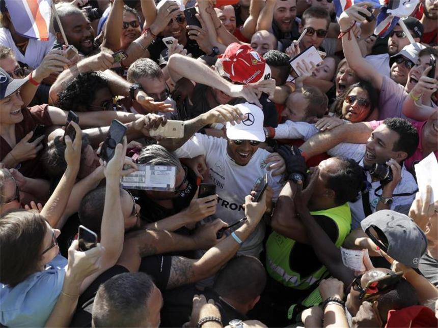 Internationale Pressestimmen zum Großen Preis von Italien Lewis Hamilton wurde nach seinem Sieg in Monza gefeiert. Foto: Luca Bruno