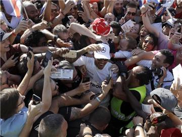 Lewis Hamilton wurde nach seinem Sieg in Monza gefeiert. Foto: Luca Bruno