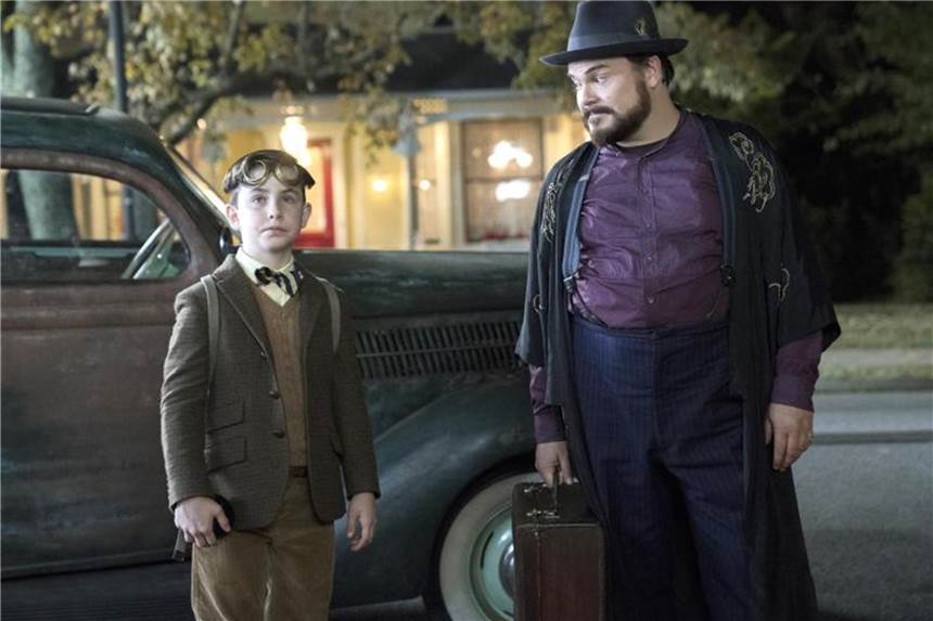 Lewis (Owen Vaccaro) zieht zu seinem Onkel Jonathan (Jack Black). In dessen Haus tickt in den Mauern eine Uhr. Foto: Quantrell D. Colbert/Storyteller Distribution Co., LLC/Universal Pictures