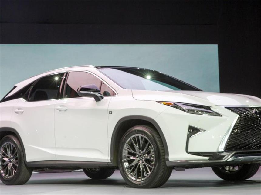 Think big - Luxus und Leistung bei der New York Motorshow Lexus' Luxusgeländewagen RX fährt mit Hybridantrieb vor. Allerdings hat auch die vierte Auflage des Wagens keine Möglichkeit zum Aufladen an der Steckdose. Foto: Lexus/Joe Polimeni