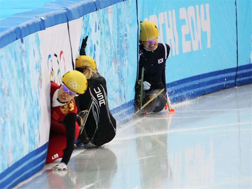 Shorttrack-Sieg für Russland - Anna Seidel stark Li Jianrou, Emily Scott (M) und Kim Alang (r) landen in der Bande. Foto: Tatyana Zenkovich