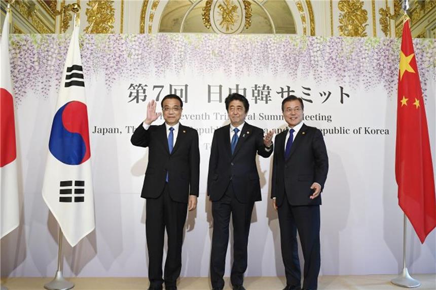 Li Keqiang (l), Ministerpräsident von China, Shinzo Abe (M), Japans Regierungschef, und Moon Jae In (r), Südkoreas Präsident, bei einem Gipfeltreffen zur Nordkorea-Krise. Foto: kyodo
