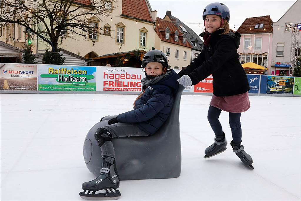 Lia und Max konnten es kaum erwarten: Sie waren bei der Eröffnung die Ersten auf der Kunsteisbahn am Nikolausmarkt.