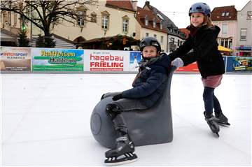Lia und Max konnten es kaum erwarten: Sie waren die Ersten auf der Kunsteisbahn am Nikolausmarkt.