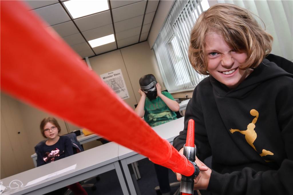Kinder produzieren eigenes Hörspiel mit Star-Wars-Bösewicht Liam präsentiert Darth Sidious‘ Lichtschwert.