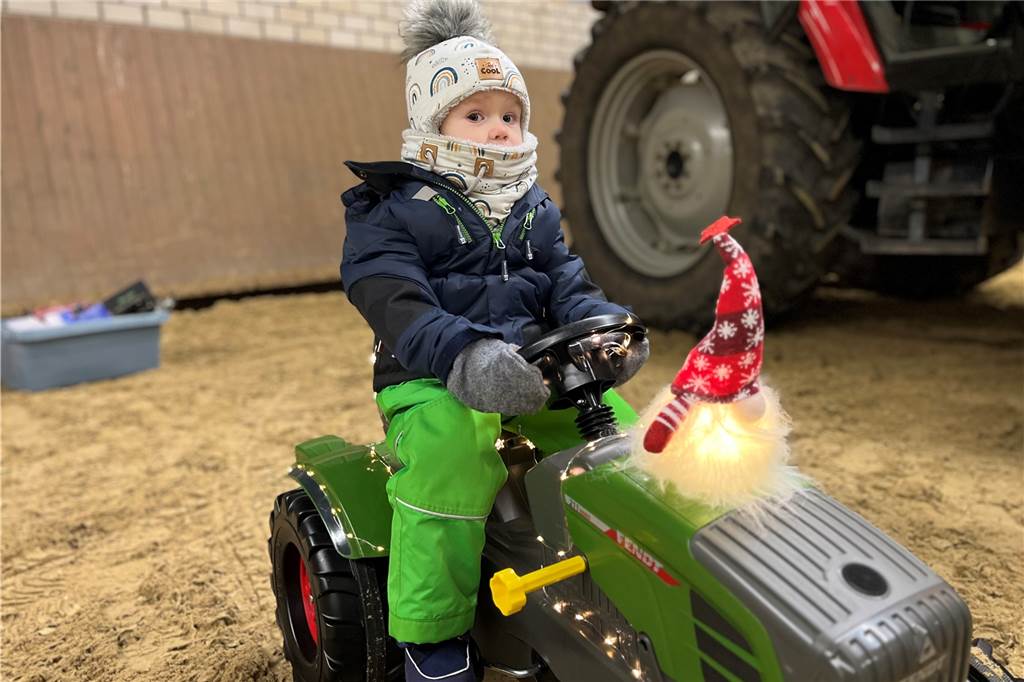 Lian Schindler hat seinen kleinen Trecker schon fertig geschmückt.