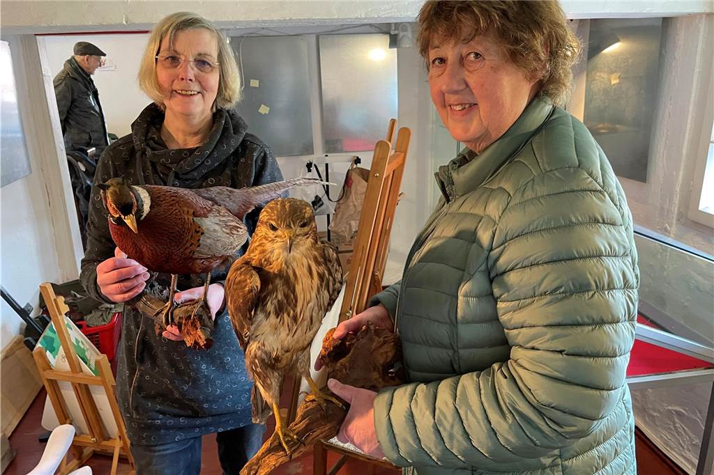 Tierische Ausstellung im Heimathaus: Als Hunde Sahne zu Butter schlugen Liane Schmitz (l.) und Edith Budde mit ausgestopften Präparaten.