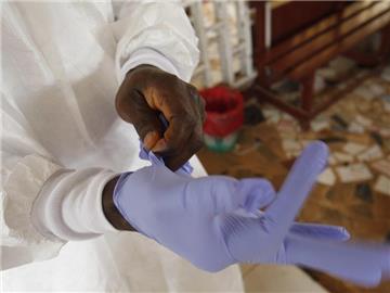 Liberianische Krankenschwester in Monrovia. Der Ebola-Epidemie in Liberia, Guinea und Sierra Leone sind mehr als 11 000 Menschen zum Opfer gefallen. Foto: Ahmed Jallanzo