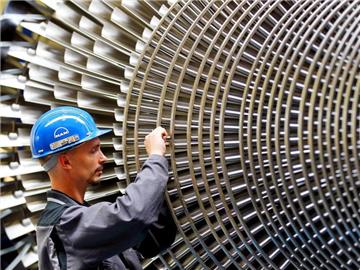 Lichtblick für Deutschlands Maschinenbauer: Die Auftragsbücher werden wieder dicker. Vor allem aus dem Euroraum gehen Bestellungen ein. Der Branchenverband dämpft dennoch die Euphorie. Foto: Oliver Berg