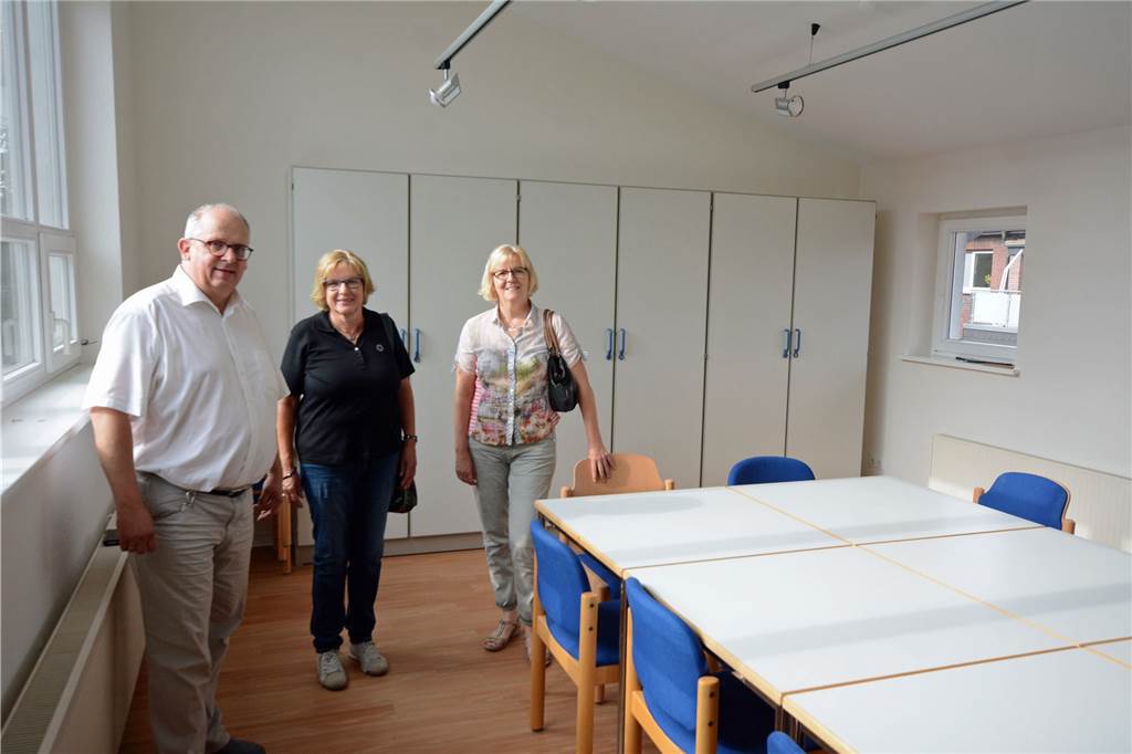Lichtdurchflutet ist der neue Jugendraum im Obergeschoss. Über den Abschluss des Umbau freuen sich neben Pfarrer Thorsten Melchert Marita Jürgens (M.) und Gudrun Schlaphorst aus dem Presbyterium.