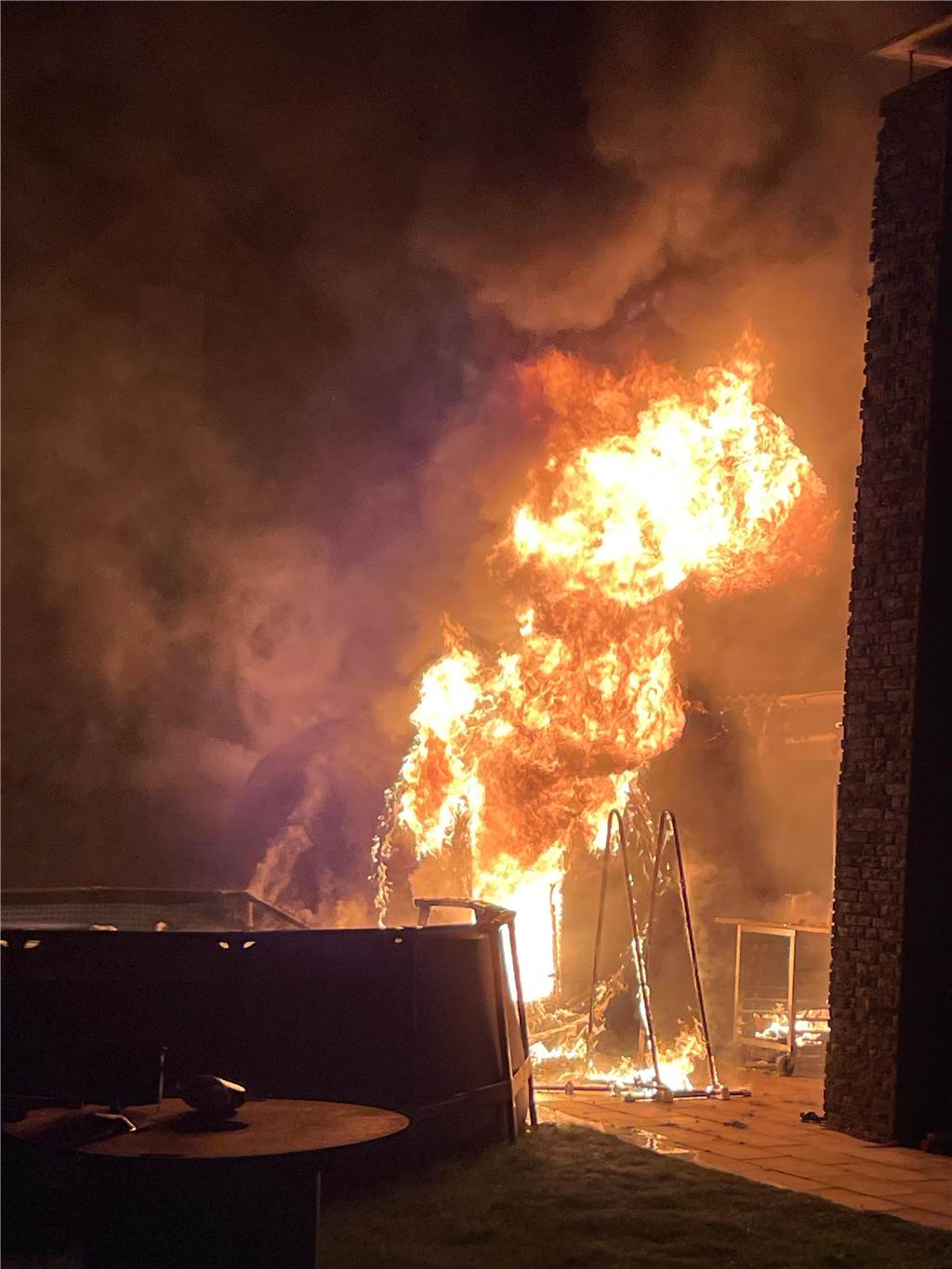 Fasssaune brennt: Feuer greift auf Wohnhaus über Lichterloh brannte eine Fasssauna in Raesfeld.