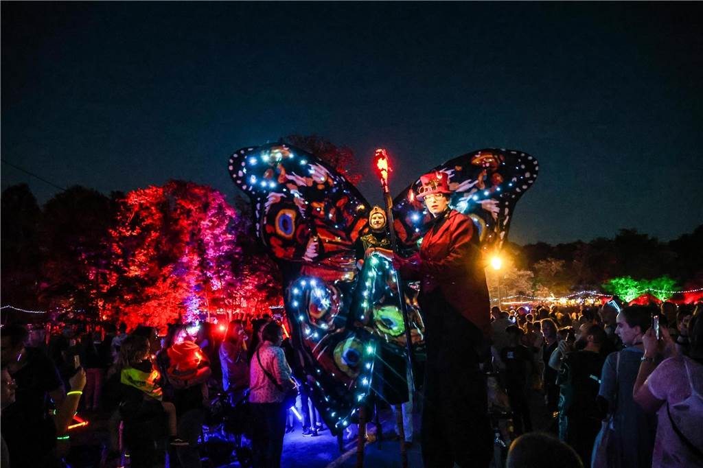 Lichtkünstler auf Stelzen verliehen dem Park ein magisches Flair.