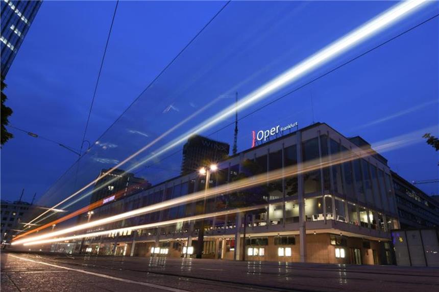 Baufällige Bühnen: „Große Oper - viel Theater?“ Lichtspuren einer vorbeifahrenden Straßenbahn vor Oper (r) und Schauspiel in Frankfurt. Foto: Arne Dedert